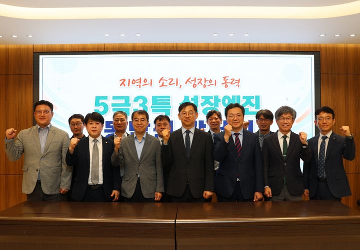 [세종=뉴시스]전윤종 KIAT 위원장을 비롯한 간담회 참석자들이 기념촬영 사진을 찍고 있다. 앞줄 왼쪽 4번째 전윤종 KIAT 원장이다.(사진=KIAT 제공) *재판매 및 DB 금지