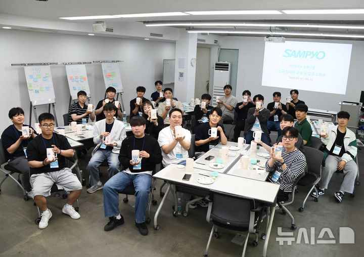 [서울=뉴시스] 삼표그룹 신규 입사자들이 지난 14일 경주시 소재 삼표연수원에서 핸즈온(Hands-on) 봉사활동의 일환으로 지역사회 기부를 위한 도자기 컵을 제작했다. (사진=삼표그룹 제공)