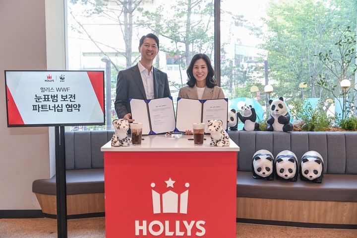 [서울=뉴시스] 할리스, WWF MOU 체결식 현장. 윤석찬 KG F&B 대표(왼쪽)와 박민혜 한국 WWF 사무총장(오른쪽)이 참석했다.(사진=할리스 제공) *재판매 및 DB 금지