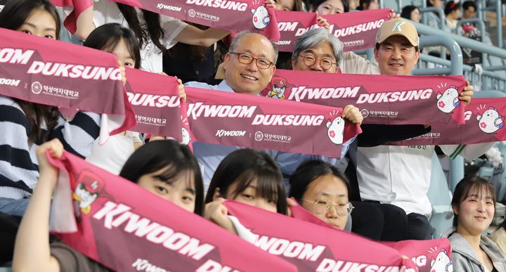 [서울=뉴시스] 지난 20일 프로야구 키움히어로즈 초청으로 서울 고척스카이돔에서 진행된 '2026 덕성여대-DAY' 행사에서 덕성여대 구성원들이 응원을 펼치고 있다. (사진=덕성여대 제공) 2026.05.22. photo@newsis.com *재판매 및 DB 금지