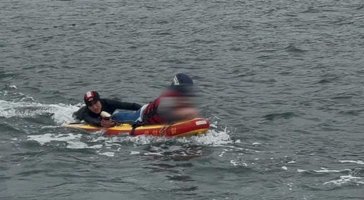[태안=뉴시스] 지난 21일 오후 4시50분께 충남 태안군 소원면 천리포 닭섬 인근 갯바위에 고립된 낚시객을 태안해경이 동력구조보드를 이용해 구조하고 있다. (사진=태안해양경찰서 제공) 2026.05.22. photo@newsis.com *재판매 및 DB 금지