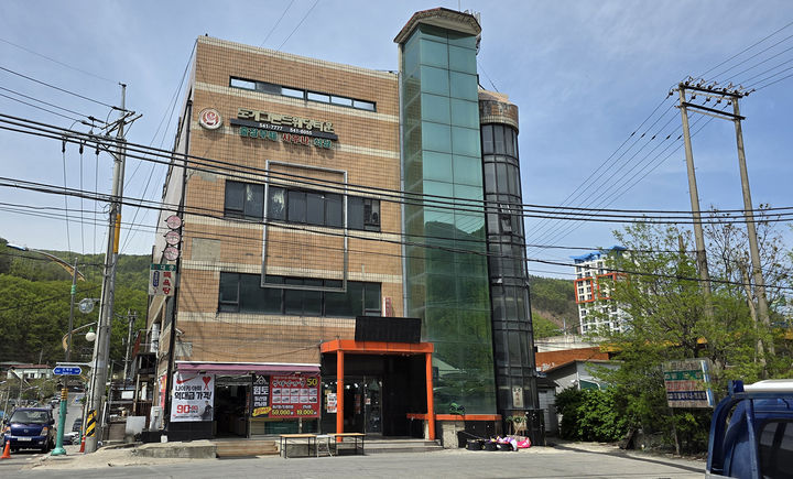 삼척시 도계읍 구 석탄회관 주변에 난립한 전선모습.(사진=뉴시스) *재판매 및 DB 금지