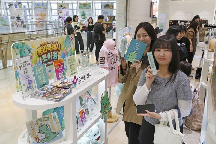 [용인=뉴시스] 외국 관광객이 'K-공공캐릭터 굿즈 팝업존'에서 조아용 굿즈를 들고 기념촬영을 하고 있다.(사진=용인시 제공) 20526. 05. 22. photo@newsis.com *재판매 및 DB 금지