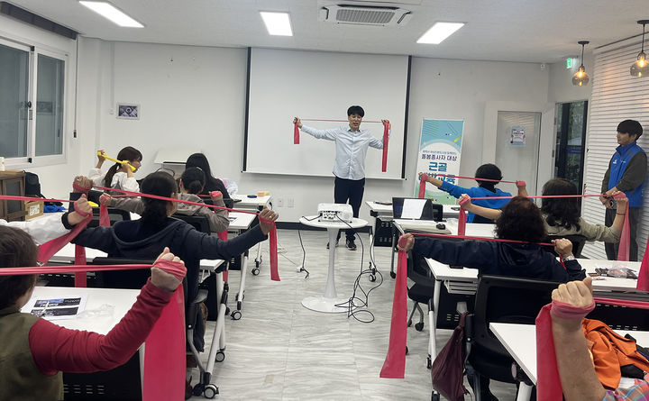 태백청년센터에서 여성친화도시 특화사업의 일환으로 근로복지공단 태백병원 재활지원팀의 협조를 받아 ‘돌봄종사자 대상 근골격계 질환 예방 교육’을 실시하고 있는 모습.(사진=태백시 제공) *재판매 및 DB 금지