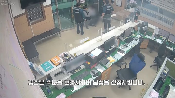 [서울=뉴시스] 길에 주저앉은 남성을 발견한 경찰관들이 지구대로 데려와 안정을 취하게 하고 있다. (사진=경찰청 유튜브 채널 캡처) 2026.05.22. *재판매 및 DB 금지