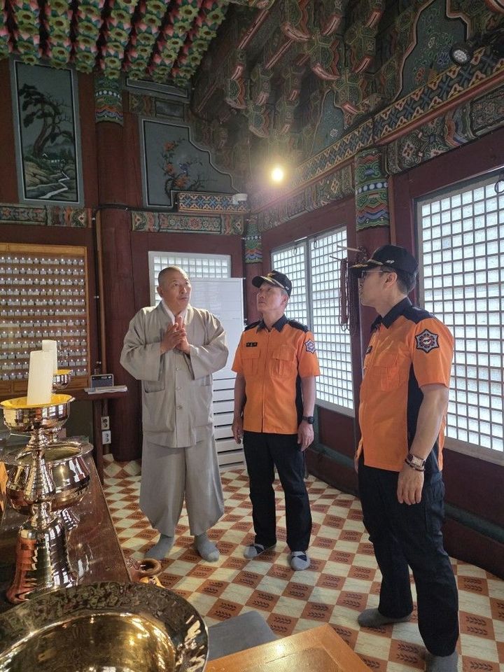 [대구=뉴시스] 대구동부소방서는 부처님 오신 날을 앞두고 전통사찰 화재 예방과 안전관리 강화를 위해 동화사 현장지도를 실시했다. (사진=대구동부소방서 제공) 2026.05.22. photo@newsis.com *재판매 및 DB 금지