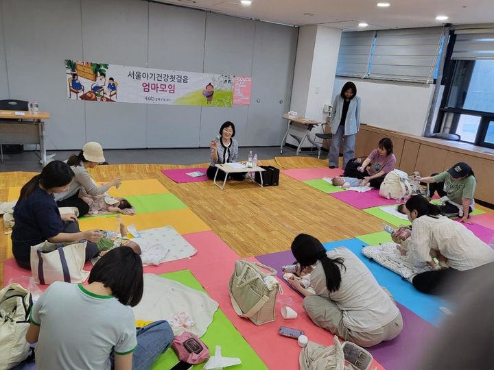 [서울=뉴시스] 성북구, 서울아기 건강 첫걸음 사업 엄마모임. (사진=성북구 제공) 2026.05.22. photo@newsis.com *재판매 및 DB 금지