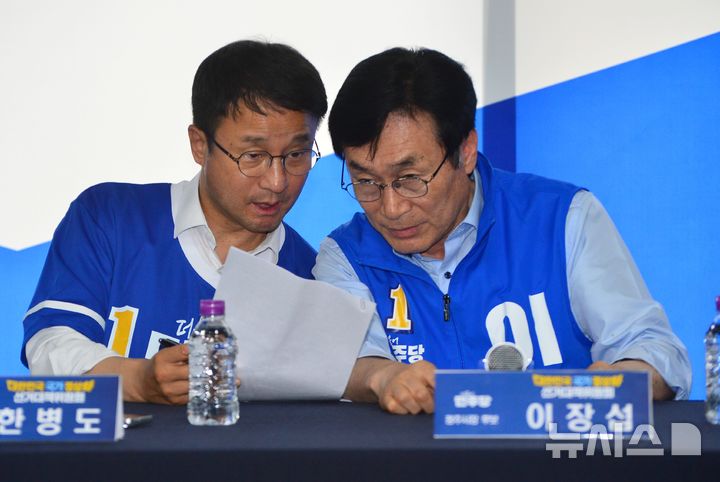 [청주=뉴시스] 서주영 기자 = 한병도 더불어민주당 원내대표(왼쪽)가 22일 이장섭 충북 청주시장 후보 선거사무소에서 열린 현장 중앙선거대책위원회의에서 이 후보와 대화를 나누고 있다. 2026.05.22. juyeong@newsis.com