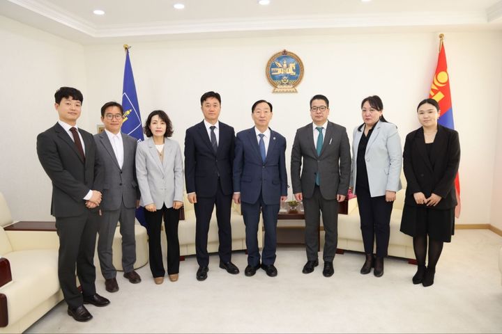 [대전=뉴시스] 몽골을 방문한 설동호(왼쪽 다섯번째) 대전시교육감. (사진=대전시교육청 제공) 2026.05.22. photo@newsis.com *재판매 및 DB 금지