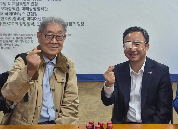 [광주=뉴시스] 더불어민주당 임문영(오른쪽) 광주 광산을 국회의원 보궐선거 후보가 지난 21일 이계안 전 현대자동차 사장과 만나 미래 모빌리티 산업 육성 방향에 대해 논의했다. (사진 = 임 후보 측 제공) 2026.05.22. photo@newsis.com&nbsp; *재판매 및 DB 금지
