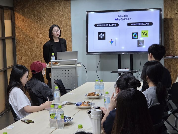 [수원=뉴시스] 숏폼 영상 전문가 박시온 청년 멘토가 강연을 하고 있다. (사진=경기도기숙사 제공) 2026.05.22. photo@newsis.com *재판매 및 DB 금지