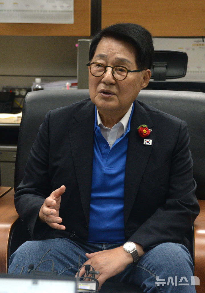 [전주=뉴시스] 김얼 기자 = 박지원 더불어민주당(해남완도진도) 국회의원이 22일 전북 전주시 전북특별자치도의회 기자실을 방문해 기자간담회를 갖고 질의에 답변하고 있다. 2026.05.22. pmkeul@newsis.com
