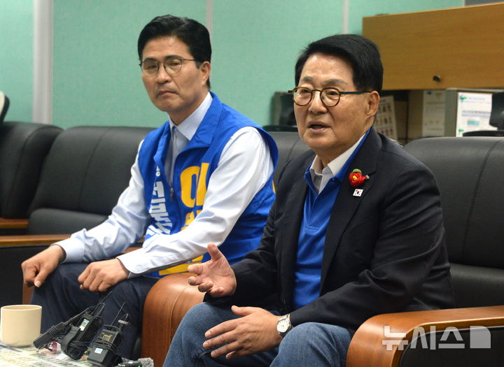 [전주=뉴시스] 김얼 기자 = 더불어민주당 박지원 의원이 22일 전북 전주시 전북특별자치도의회 기자실을 방문해 기자간담회를 갖고 질의에 답변하고 있다. 2026.05.22. pmkeul@newsis.com