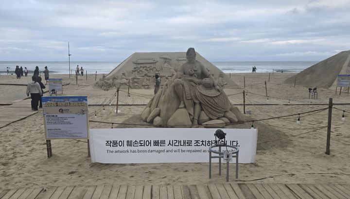 [부산=뉴시스] 21일 오후 부산 해운대모래축제 작품이 70대 방문객으로 인해 해녀상 얼굴 부분이 훼손됐다. (사진=부산 해운대구 제공) 2026.05.22. photo@newsis.com *재판매 및 DB 금지