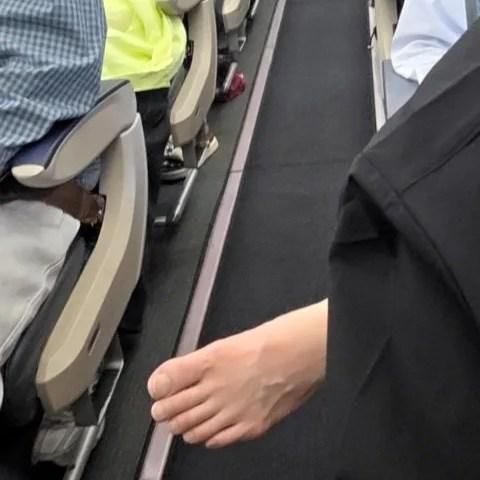 [서울=뉴시스] 인천발 오사카행 항공기에 탑승한 남성이 기내 통로에 맨발을 내밀고 있다. (사진출처: 온라인 커뮤니티 '보배드림' 캡처)2026.05.22.