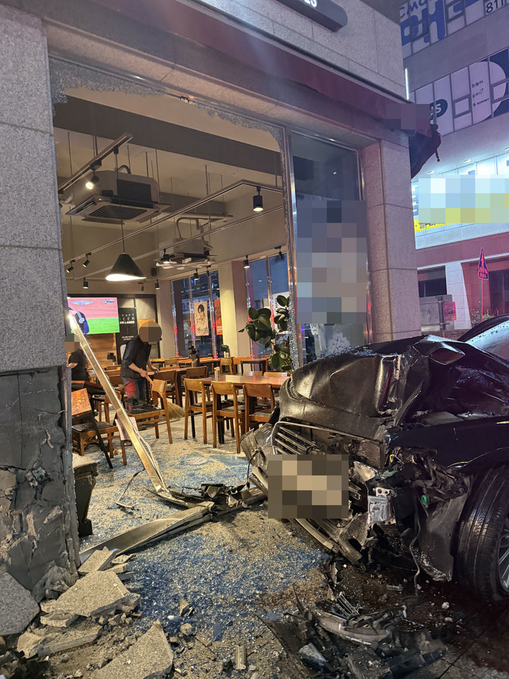 [순천=뉴시스] 변재훈 기자 = 전남 순천경찰서는 전날 오후 11시43분께 순천시 해룡면 한 옥내 주차장 내리막길에서 자신의 승용차를 몰다 건너편 도로 치킨 가게로 돌진한 30대 운전자를 입건해 조사하고 있다. 이 사고로 치킨 가게 내 손님 2명과 운전자가 다쳐 병원 치료를 받았다. (사진=전남소방 제공) 2026.05.22. photo@newsis.com *재판매 및 DB 금지