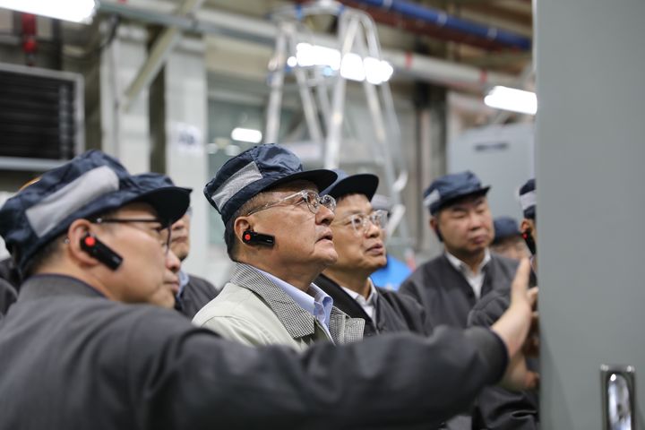[서울=뉴시스]사진은 구자균 LS일렉트릭 회장이 청주사업장에서 UL인증 하이엔드 배전반 제품을 직접 확인하고 있는 모습. (사진=LS일렉트릭 제공) 2026.05.22. photo@newsis.com *재판매 및 DB 금지