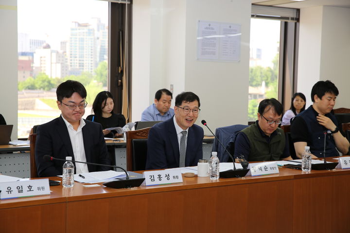 [서울=뉴시스] 'AI 전환에 따른 노사상생 위원회' 위원장인 황덕순 전 한국노동연구원 원장이 22일 발언하고 있다. (사진=경제사회노동위원회 제공) 2026.05.22. photo@newsis.com *재판매 및 DB 금지