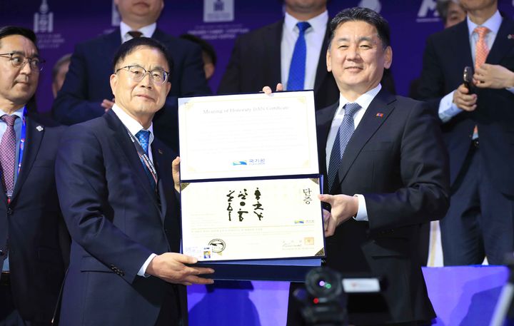 [서울=뉴시스] 윤웅석 국기원장(왼쪽), 오흐나 후렐수흐 몽골 대통령에게 명예 9단증 수여. (사진=국기원 제공) *재판매 및 DB 금지