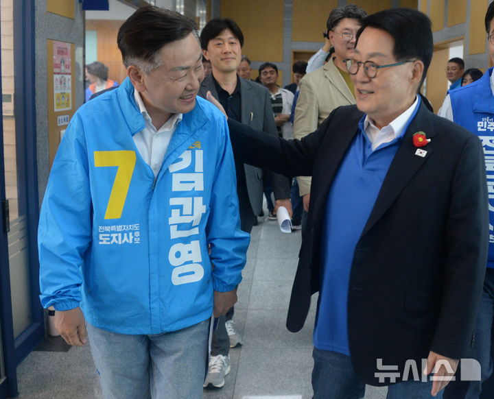 [전주=뉴시스] 김얼 기자 = 22일 전북 전주시 전북특별자치도의회 기자실에서 간담회를 마친 박지원(오른쪽) 의원이 정책발표 기자회견에 나선 무소속 김관영 전북특별자치도지사 후보를 만나 대화를 나누고 있다. 2026.05.22. pmkeul@newsis.com