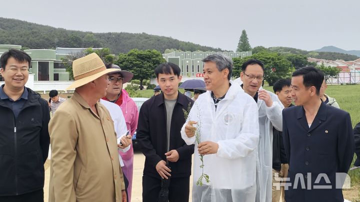 [베이징=뉴시스] 왕야쥔 주북 중국대사는 지난 20일 대사관 관계자와 북한 주재 중국 매체 기자 등과 함께 평양시 순안구의 중·조선(북한)우호 택암협동농장을 방문해 농업 지원활동을 했다고 주북 중국대사관이 밝혔다.(사진=주북한 중국대사관 홈페이지 갈무리) 2026.05.22 photo@newsis.com