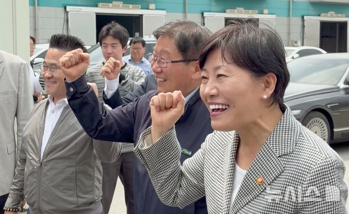 [익산=뉴시스]윤난슬 기자 = 전북 익산원예농협은 최근 햇양파 등 지역 농산물 소비 촉진을 위한 라이브커머스를 진행했다고 22일 밝혔다. (사진=전북농협 제공) photo@newsis.com 