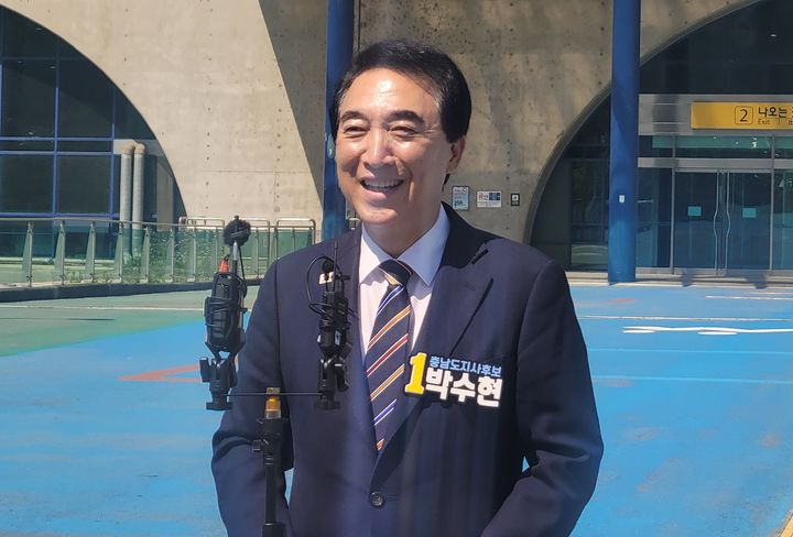 [천안=뉴시스] 최영민 기자=박수현 더불어민주당 충남도지사 후보가 22일 KTX천안아산역 앞에서 취재진과 만나 인터뷰를 하고 있다. 2026.05.22 ymchoi@newsis.com *재판매 및 DB 금지