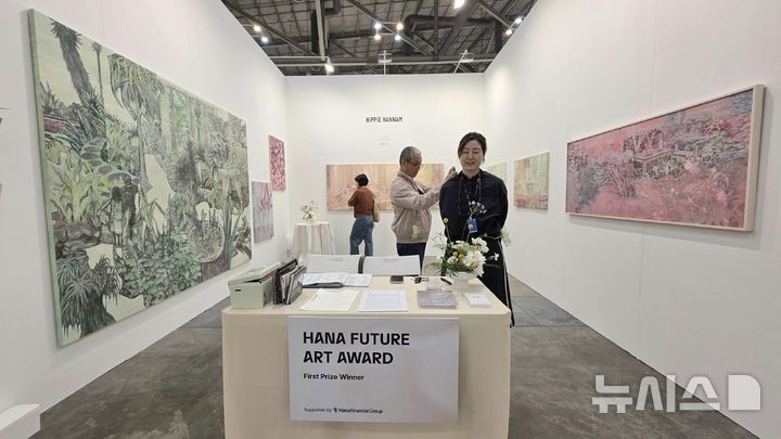 [부산=뉴시스] 박현주 미술전문 기자 = 부산 벡스코에서 열린 ‘아트부산 2026’에서 히피한남(HIPPIE HANNAM)이 하나 퓨처 아트 어워드(HANA FUTURE ART AWARD) 수상 작가 류지민의 회화 작품을 선보이고 있다. 식물성과 기억, 정원의 시간을 서정적으로 풀어낸 대형 회화가 관람객의 시선을 끌었다. 700만~1400만원선의 작품이 대거 판매됐다. 2026.05.22. hyun@newsis.com