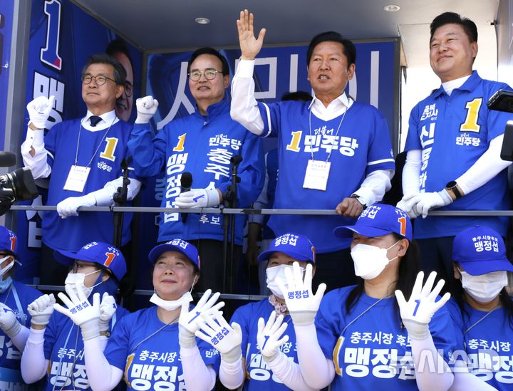 [충주=뉴시스] 이병찬 기자 = 충북 지방선거 지원에 나선 정청래 민주당 대표가 22일 충주 자유시장 앞 유세에서 신용한 충북지사 후보와 맹정섭 충주시장 후보 지지를 호소하고 있다.2026.05.22bclee@newsis.com 