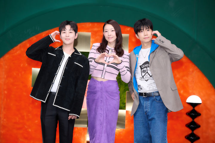 [서울=뉴시스] 22일 온라인으로 진행된 KBS 2TV 새 예능 프로그램 '누난 내게 여자야2' 제작발표회에는 MC를 맡은 한혜진, 장우영, 딘딘이 포즈르 취하고 있다. (사진=KBS 제공) 2026.05.22. photo@newsis.com *재판매 및 DB 금지
