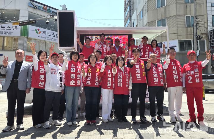 [원주=뉴시스] 이덕화 기자 = 원강수 원주시장 후보를 비롯한 국민의힘 원주지역 지방선거 후보자들이 22일 중앙동 국민은행 앞에서 필승 결의대회를 열고 손가락 두 개를 펼쳐 보이며 지지를 호소하고 있다. 2026.05.22. wonder8768@newsis.com