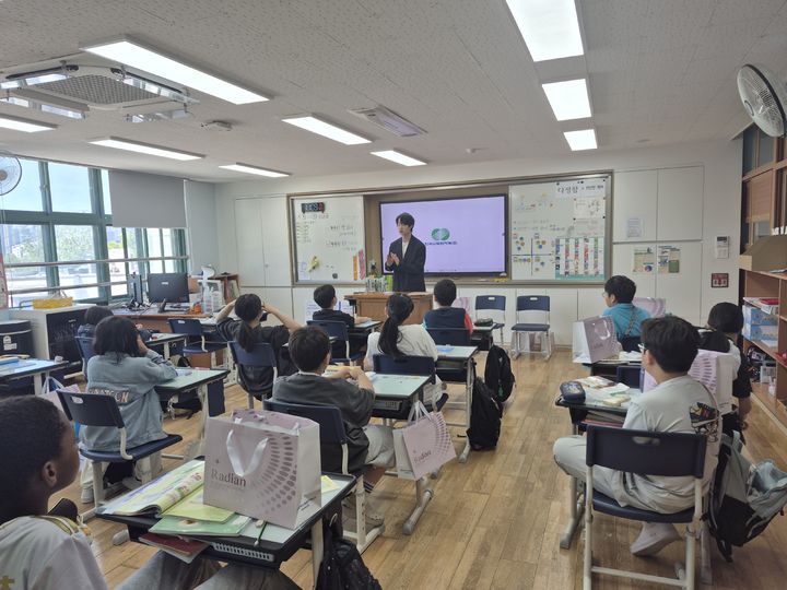 [세종=뉴시스] 한국수력원자력은 22일 서울 이태원초등학교 학생들을 대상으로 방사선에 대한 이해를 높이고 올바른 정보를 전달하기 위한 교육을 진행했다고 밝혔다. (사진=한수원 제공) 2026.05.22. photo@newsis.com *재판매 및 DB 금지