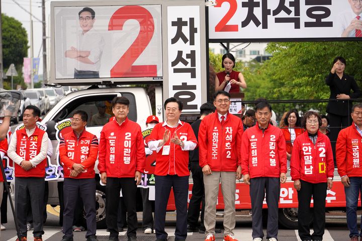 [함안=뉴시스]차석호(왼쪽에서 다섯번째) 함안군수후보 출정식.(사진=차석호 함안군수후보 제공) 2026.05.22.photo@newsis.com *재판매 및 DB 금지