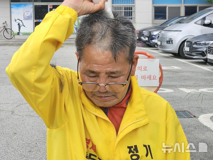 [정읍=뉴시스] 22일 오전 6·3지방선거 정읍시장선거에 출마한 무소속 김재선 후보가 정읍시선관위 앞에서 토론회 초청 대상 제외에 항의하며 삭발하고 있다. (사진 = 시민 제보) 2026.05.22. photo@newsis.com *재판매 및 DB 금지