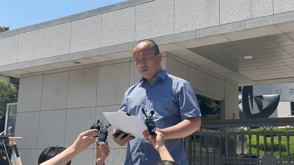 [서울=뉴시스] 박나리 기자 = 민경권 대한민국 주주운동본부 대표가 22일 오후 서울 서초구 대법원 앞에서 삼성전자 협약무효 및 이익기반 급여요구에 대한 대국민 성명을 발표하고 있다. 2026.05.22. parknr@newsis.com *재판매 및 DB 금지