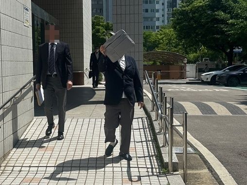 [서울=뉴시스] 박형훈 인턴기자 = 코스닥 상장사 A 업체의 대표가 22일 오후 양천구 서울남부지법에 출석하고 있다. 2026.05.22. photo@newsis.com *재판매 및 DB 금지