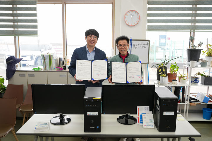 [세종=뉴시스]한전원자력연료가 지난 21일 충남 서천군 월하성 마을과 자매결연 협약을 체결하고, 해양 환경정화 등 ESG 사회공헌 활동을 실시했다고 22일 밝혔다.(사진=한전원자력연료 제공) *재판매 및 DB 금지