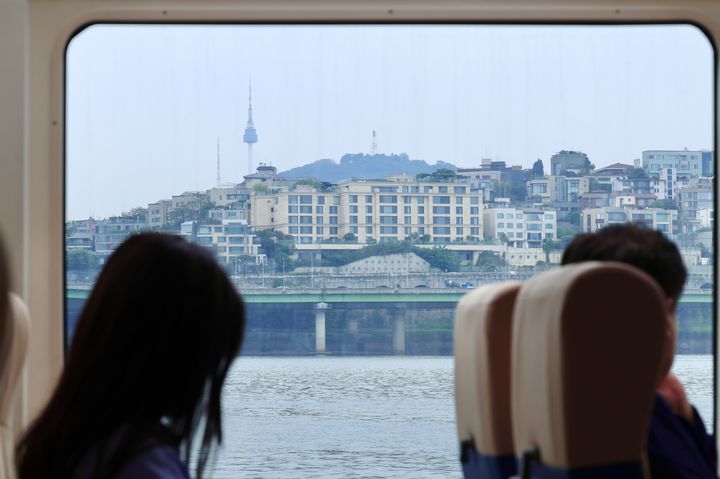 이수안 인턴기자=한강버스 창밖으로 한남동 주거 단지 일대가 보인다. 2026.05.20 *재판매 및 DB 금지