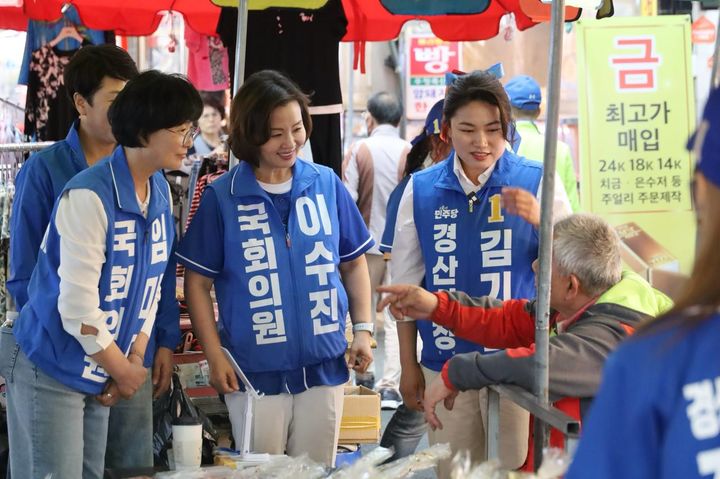 [경산=뉴시스] 더불어민주당 임미애·이수진 의원이 22일 김기현 경산시장 후보와 함께 경산전통시장을 돌며 지지를 호소하고 있다. (사진=김기현 후보 선거캠프 제공) 2026.05.22. photo@newsis.com *재판매 및 DB 금지