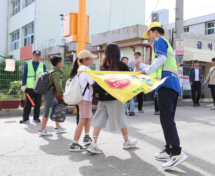 [수원=뉴시스] 안민석 경기도교육감 후보가 22일 연천 전곡초등학교 앞에서 등교하는 학생들과 인사를 나누며 통학 안전 현장을 점검하고 있다. (사진=사회관계망서비스 갈무리) 2026.05.22. photo@newsis.com *재판매 및 DB 금지