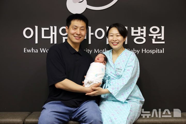 [서울=뉴시스] 분만 7000번째 아이 온유(태명)와 부모. (사진= 이화여자대학교 의료원 제공)