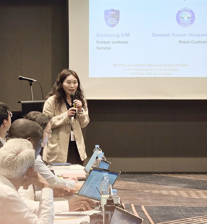 [서울=뉴시스] 관세청과 WCO가 서울서 공동 개최한 'WCO 아태지역 품목분류 인증교관 선발 워크숍'에서 예비 인증교관으로 선발된 관세청 김은경 주무관이 발표를 하고 있다.(사진=관세청 제공) *재판매 및 DB 금지