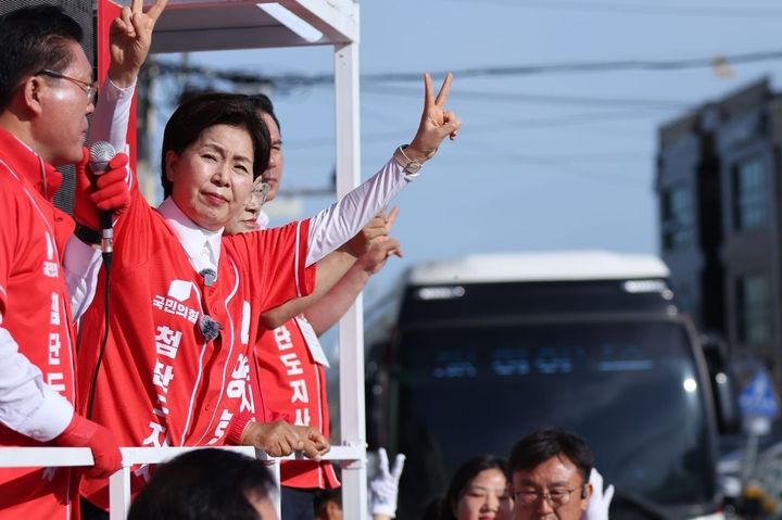 [수원=뉴시스] 양향자 국민의힘 후보가 22일 오전 이천 하이닉스 후문 앞에서 출근길 직원들에게 지지를 호소하고 있다. (사진=양 캠프 제공) 2026.05.22. photo@newsis.com *재판매 및 DB 금지