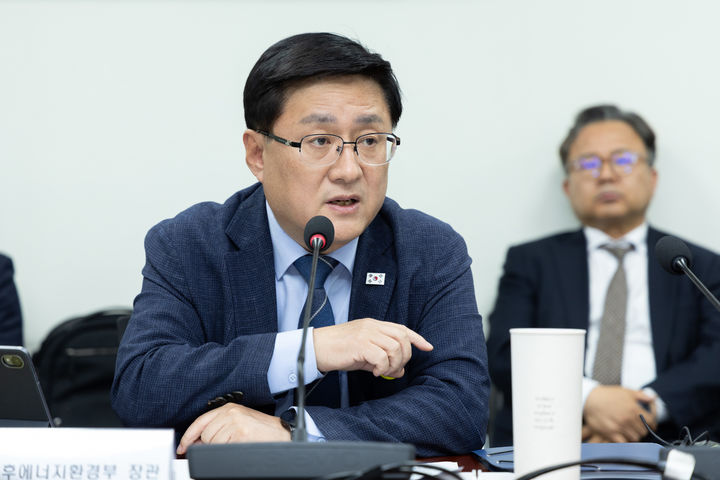[세종=뉴시스]김성환 기후에너지환경부 장관이 8일 서울 서초구 한강홍수통제소에서 송전 전력망 건설 반대 지역별 대표 및 한전 관계자들과 만나 간담회를 주재하고 있다.(사진=기후부 제공) *재판매 및 DB 금지