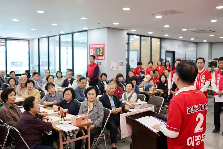 [대전=뉴시스]대전지역 기독교계 지도자들이 22일 국힘 이장우 대전시장 후보 캠프에서 지지 의사를 표했다. 2026. 05. 22 photo@newsis.com *재판매 및 DB 금지