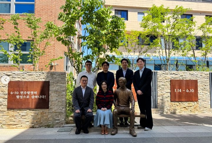 [서울=뉴시스] 조만호(앞줄 왼쪽) 대표와 조남성(왼쪽에서 두번째) 대표 등 무신사 임원진이 박종철센터를 찾은 모습. (사진=박종철센터 SNS 갈무리) 2026.05.22. photo@newsis.com *재판매 및 DB 금지