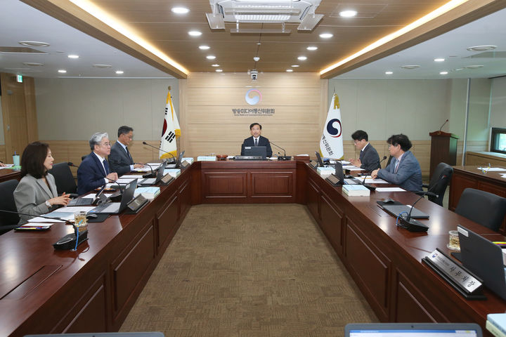 [서울=뉴시스]방송미디어통신위원회가 22일 ‘2026년 제12차 전체회의’를 열고 ‘홈쇼핑 상생·활력 제고 방안’을 접수했다. (사진=방미통위 제공) *재판매 및 DB 금지