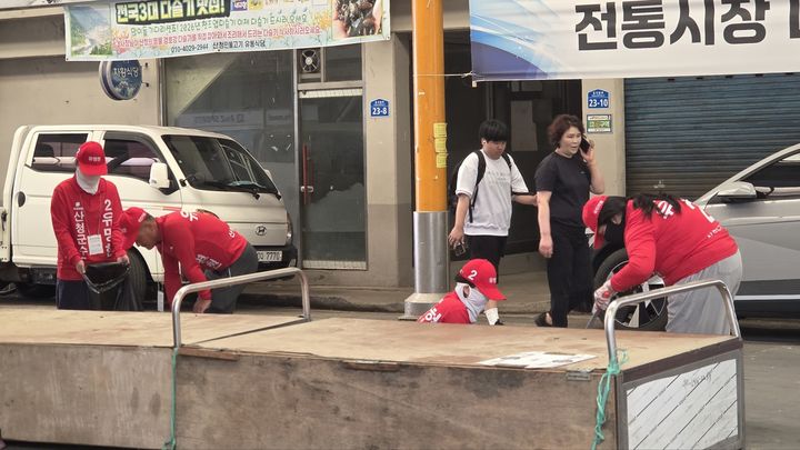 [산청=뉴시스] 22일 국민의힘 유명현 산청군수 후보 선거운동원 들이 산청군 읍내 및 주요거리에서 집게와 쓰레기봉투를 들고 환경정화 활동을 펼치고 있다. (사진=선거사무소 제공) 2026. 05. 22. photo@newsis.com *재판매 및 DB 금지