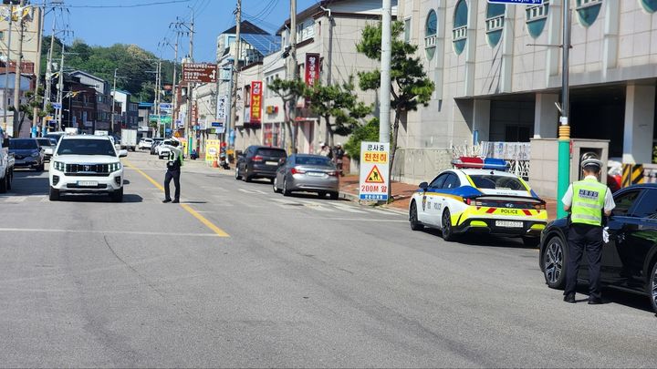 [고성=뉴시스] 22일 고성경찰서가 지역 내 일원에서 이륜차. 화물차 등에 대한 교통법규 위반 단속을 실시하고 있다.(사진=고성경찰서 제공)photo@newsis.com *재판매 및 DB 금지