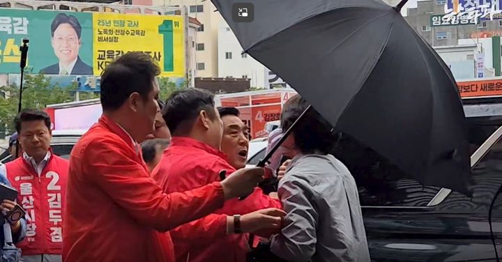 [울산=뉴시스] 지난 21일 국민의힘 김두겸 울산시장 후보가 뉴스타파 취재 기자의 얼굴을 손으로 움켜쥐는 듯한 장면. (사진=뉴스타파 유튜브 영상 캡쳐) photo@newsis.com *재판매 및 DB 금지